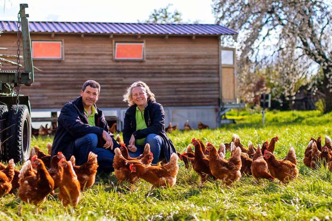 Die Bleiles vor dem Hhnermobil mit ihren Ladies.  | Foto: Joss Andres