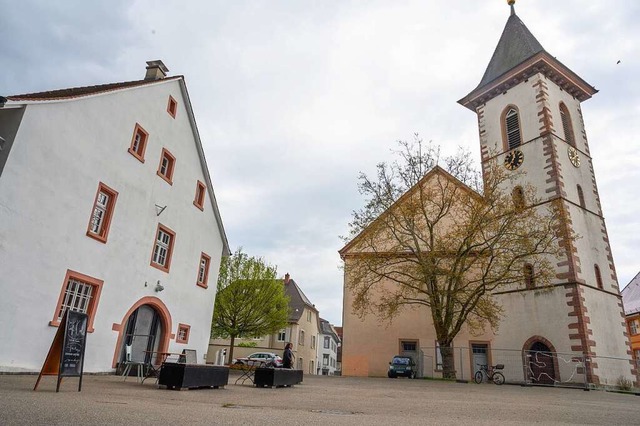 Fr die Alte Feuerwache (links) soll k...er Lrracher Stadtkirche ist ungewiss.  | Foto: Ansgar Taschinski