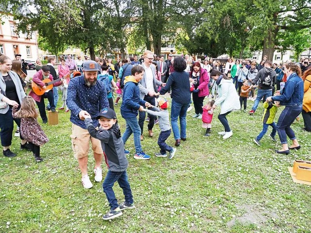 Gro und Klein beim Einweihungstanz mit Brgermeister im Stadtgarten.  | Foto: Michael Haberer