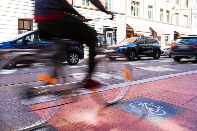 Sicheres Gefhl? Ein Fahrradfahrer rad...uf einem Radweg neben fahrenden Autos.  | Foto: Lennart Preiss (dpa)