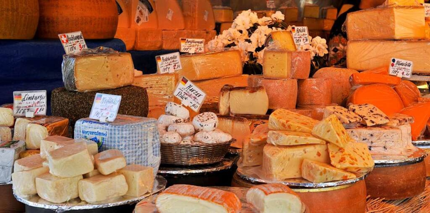 Durch Zufall entdeckten Schweizer Milc...rn die Möglichkeit, Käse herzustellen.  | Foto: Frank Leonhardt (dpa)
