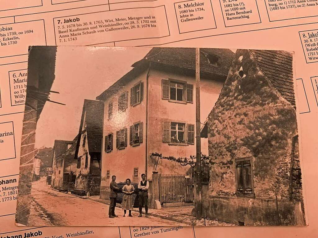 Erich, Liesel, Fritz und im Fenster ihre Mutter Alice – die erste Kaltenbach, die Schlumberger hie, nachdem sie 1901 geheiratet hatte. Das Foto liegt auf dem Stammbaum der Familie.