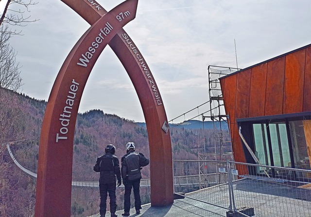 Faszinierender Blick vorbei an der  Wasserfall-Stele auf die Hngebrcke   | Foto: Ulrike Jger