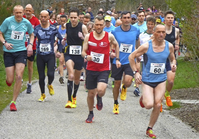 Patrick Hartmann (rotes Trikot) gewann...prich (Nummer 60) lief auf Rang drei.   | Foto: Annemarie Zwick