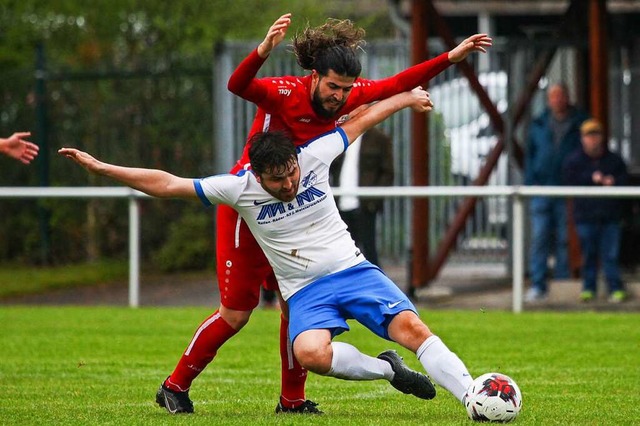 Yusuf Cam (hinten, hier im Duell mit d...aber kurz vor Schluss verletzt passen.  | Foto: Matthias Konzok