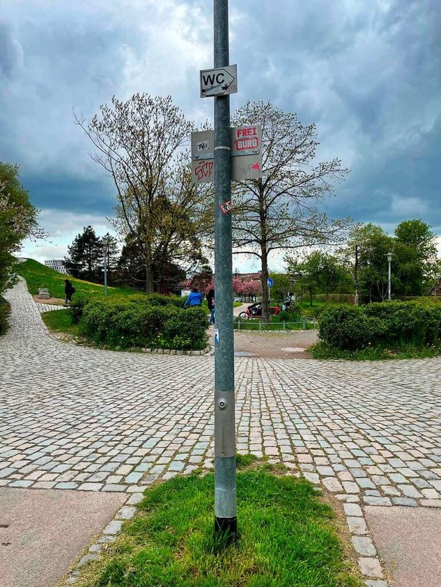 Zum WC nach rechts heit es auf dem Schild an der kostation im Seepark.  | Foto: Hannah Steiert