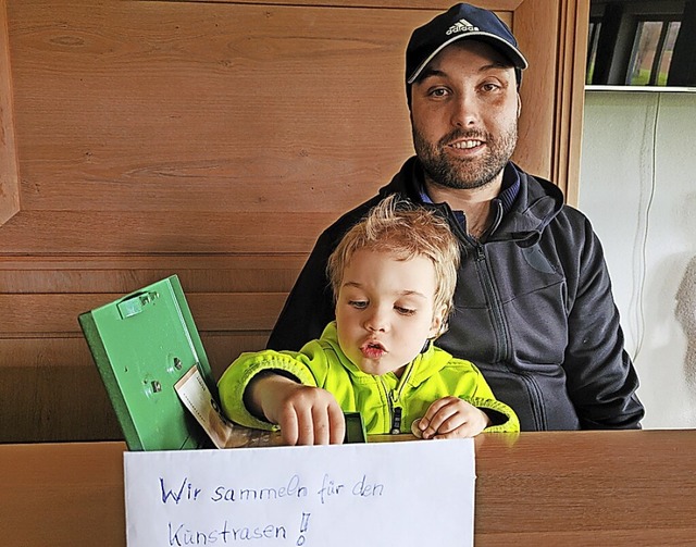 Jugendtrainer Gregor Rendler und Sohn ... den Kunstrasenplatz eingegangen sind.  | Foto: Stefan Kech