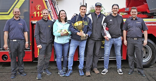 Das Team &#8222;Heros Emmendingen&#822...n Dennis Lorenz (rechts) berreichte.   | Foto: Werner Schnabl