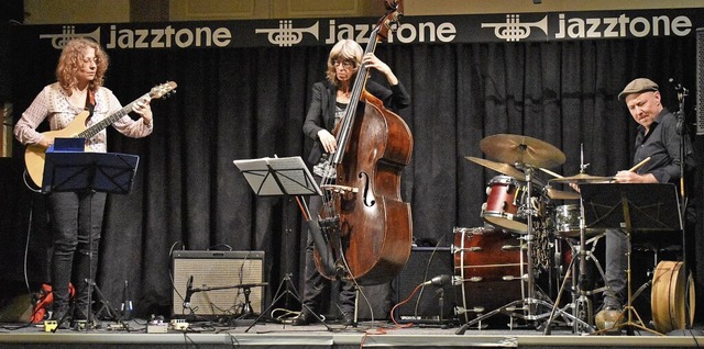 Barbara Jungfer (links) spielte mit ih...e Folksongs und verjazzte Volkslieder.  | Foto: Thomas Loisl Mink