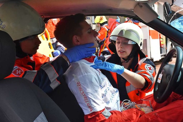 Wie im richtigen Leben: Ein verletzter...hrsunfall aus dem Auto geholt werden.   | Foto: Thomas Biniossek