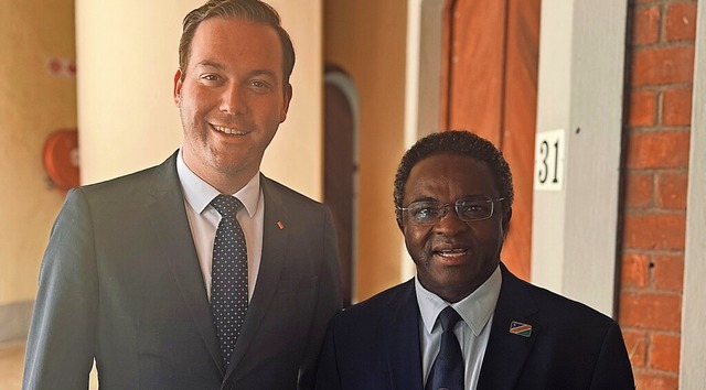 Felix Schreiner mit dem IPC-Politiker Panduleni Itula.  | Foto: Wahlkreisbro Felix Schreiner