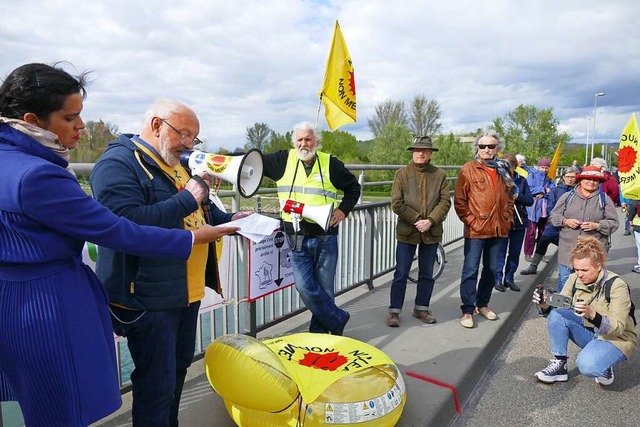 Andr Hatz aus dem Elsass am Megaphon auf der Rheinbrcke  | Foto: Dirk Sattelberger