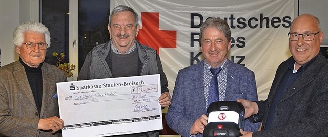 Geld  fr einen Defibrillator: Peter B...m Bild: Ehrenmitglied  Josef Kninger.  | Foto: Hans-Jochen Voigt