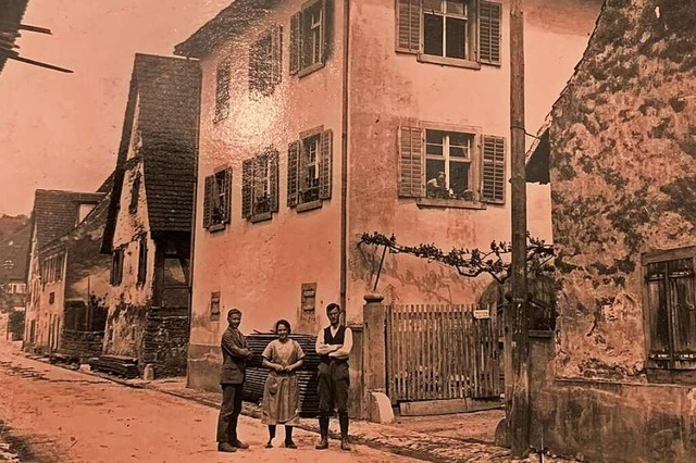 Erich, Liesel, Fritz und im Fenster ih...e, nachdem sie 1901 geheiratet hatte.  | Foto: Simone Hhl