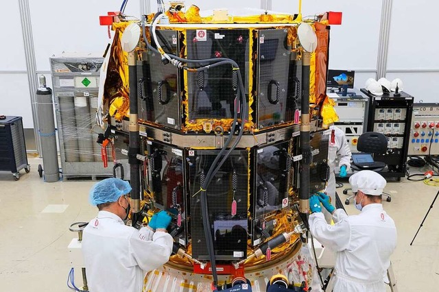 Ingenieure von IABG arbeiten am Mondla...R des japanischen Unternehmens ispace.  | Foto: - (dpa)