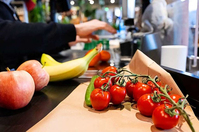 An der Supermarktkasse merkt es jede u...leinkauf ist deutlich teurer geworden.  | Foto: Sven Hoppe (dpa)