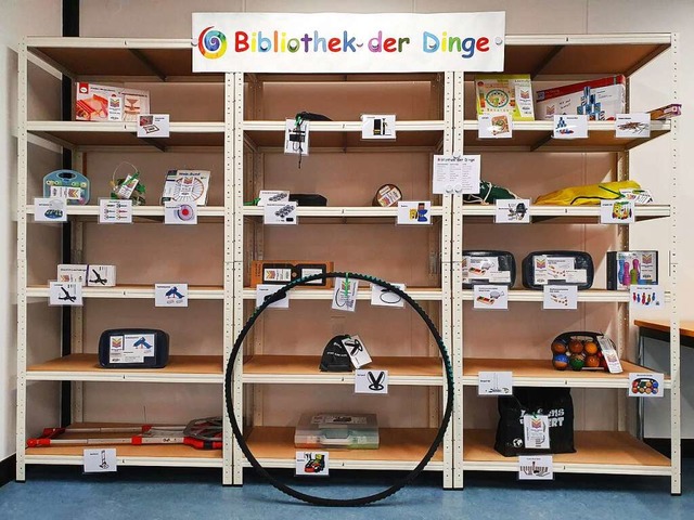 Das &#8222;Bibliothek der Dinge&#8220;-Regal in Staufen  | Foto: Maren Waiblinger