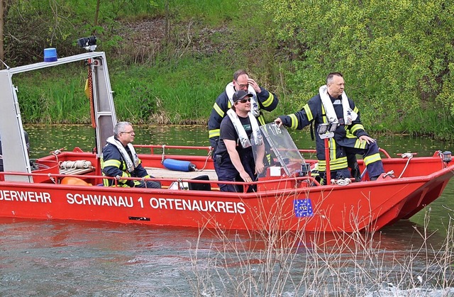 Eines der Feuerwehrboote im Einsatz   | Foto: Reiner Beschorner