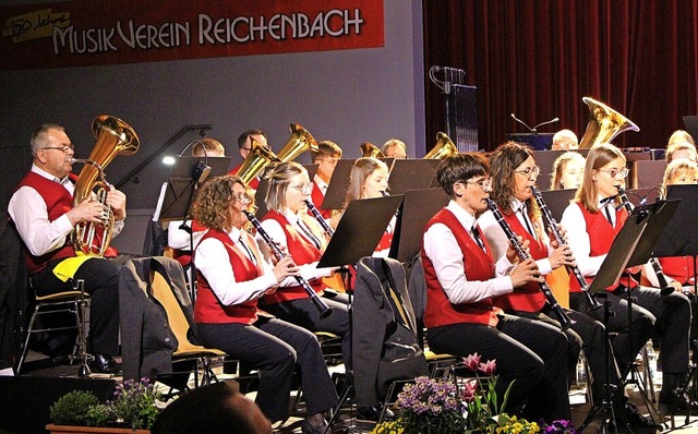 Das Reichenbacher Blasorchester bot ei...raditioneller und moderner Blasmusik.   | Foto: Reiner Beschorner