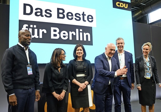 Die designierten Mitglieder der CDU im...rlin, Kai Wegner (dritter von rechts).  | Foto: Bernd von Jutrczenka (dpa)