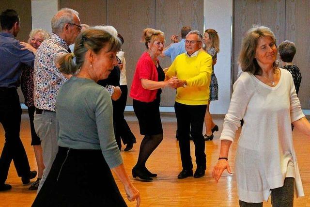 Senioren schwingen in Wehr beim Tanztee das Tanzbein