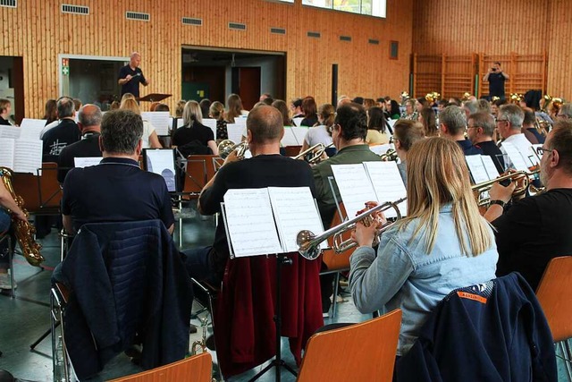 155 Musikerinnen und Musiker aus vier ...nen proben fr das gemeinsame Konzert.  | Foto: Annika Sindlinger