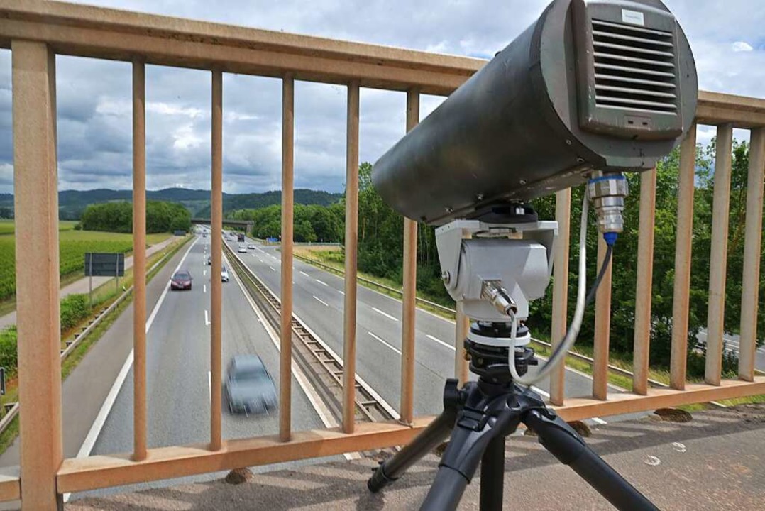 Eine Monocam steht auf einer Autobahn-...t. Es macht dann automatisch ein Foto.  | Foto: Harald Tittel (dpa)