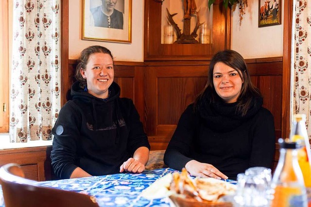 Zum Gesprch in der guten Stube des La...ogelbacher (links) und Carina Gppert.  | Foto: Joss Andres