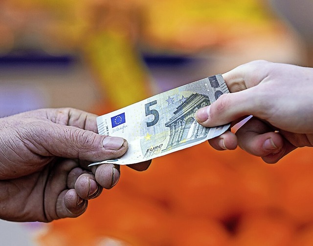 Mit Bargeld wird immer seltener bezahlt.  | Foto: Moritz Frankenberg (dpa)