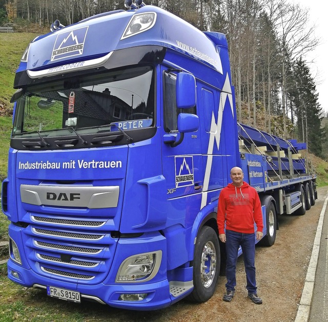 Peter Faller vor seinem Lkw, mit dem er Stahlkonstruktionen ausfhrt  | Foto: Tim Faller