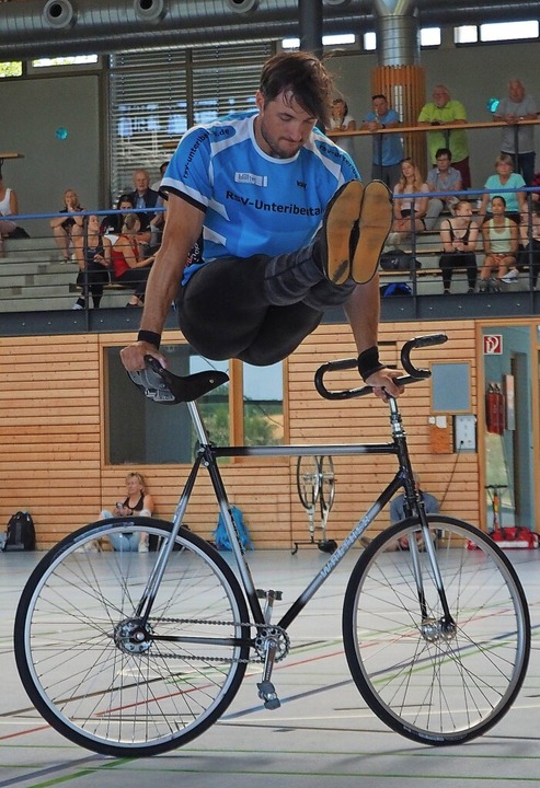 Sebastian Zhringer auf dem Kunstrad   | Foto: Wolfgang Zhringer