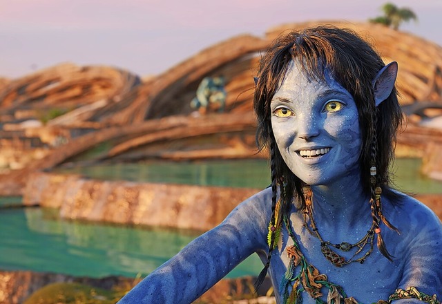 Sigourney Weaver als Kiri in einer Szene des Films &#8222;Avatar 2&#8220;  | Foto: - (dpa)