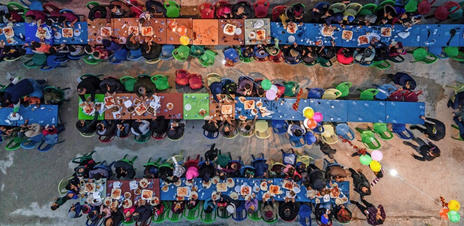 An mehreren groen Tafeln feiern syris...Februar betroffen war &#8211; und ist.  | Foto: AAREF WATAD (AFP)