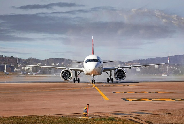 Ein Airbus A320 der Fluglinie Swiss, f...in Lamss arbeitet,  auf einem Rollfeld  | Foto: Swiss