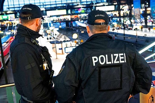 250 Polizisten waren an der Aktion beteiligt. (Symbolbild)  | Foto: Daniel Bockwoldt (dpa)