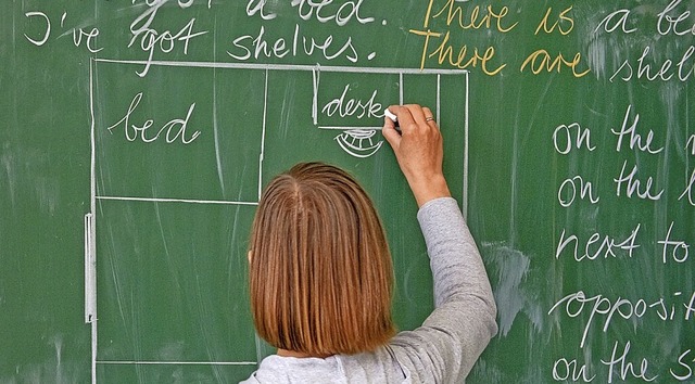 Hier ist noch eine Lehrerin! Trotz des Lehrermangels.  | Foto: Patrick Pleul (dpa)