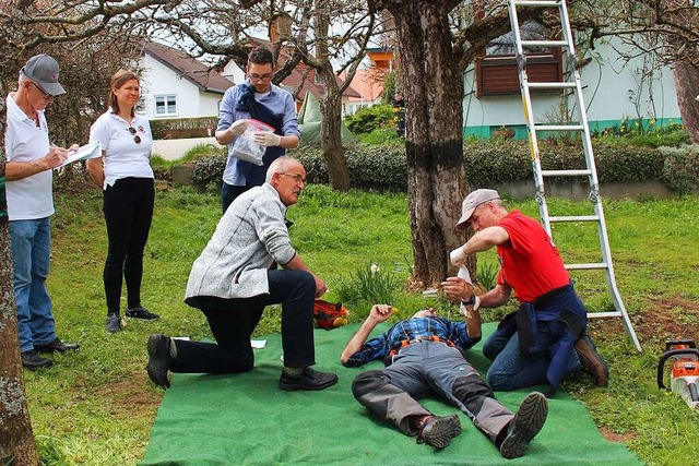 Die Musiker Balduin Ketterer (links) u...rsorgten den verletzten Waldarbeiter.   | Foto: Christa Maier