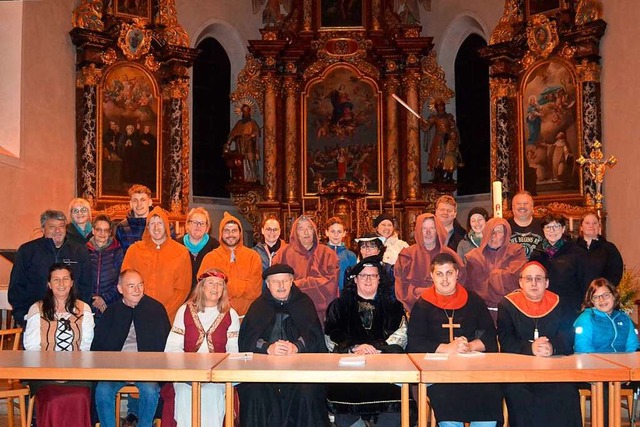 Bhnenfreunde im Altarraum der Kirche ...nes Baptist, dem Ort der Auffhrung.    | Foto: Liane Schilling