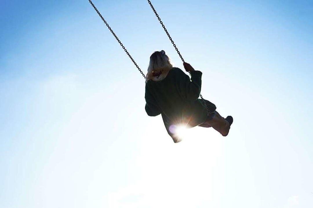 Eine gute Freundschaft kann sich so sc... der Schaukel in gen Himmel zu sausen.  | Foto: Jrg Carstensen (dpa)