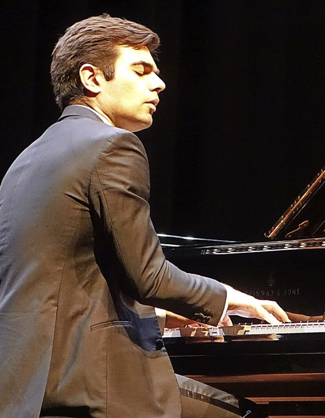 Der Pianist Jean-Paul Gasparian bei seinem Auftritt im Burghof.  | Foto: Roswitha Frey