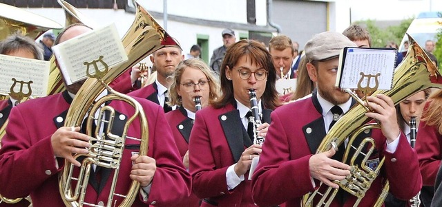 Seit 1993 tragen die Musikerinnen und ... bei ihren Auftritten rote Uniformen.   | Foto:  Yvonne Wrth