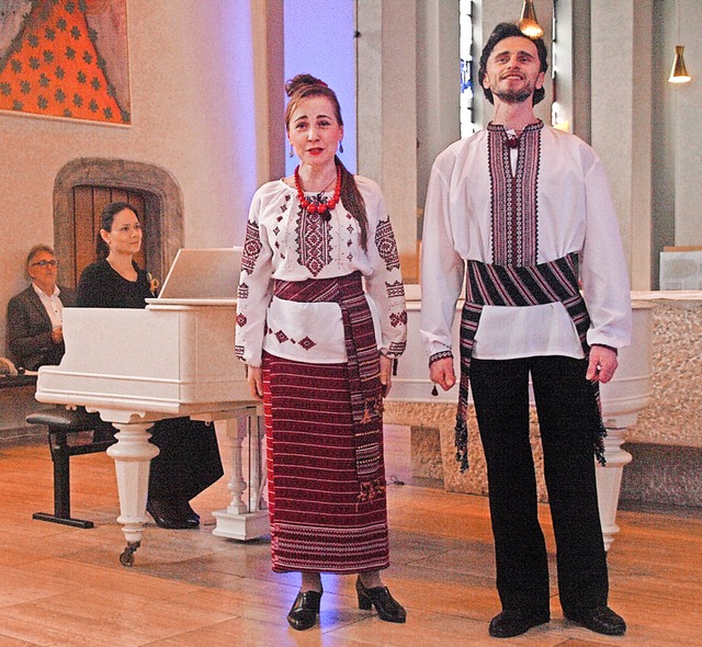 Das Trio aus Odessa mit Sopranistin Yu...n Michael Kiffe und Angela Schellhorn.  | Foto: Karin Stckl-Steinebrunner
