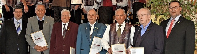 Siegfried Leon vom MGV Reichenbach (Dr...pf (rechts) nahmen die Ehrungen vor.    | Foto: Wolfgang Beck