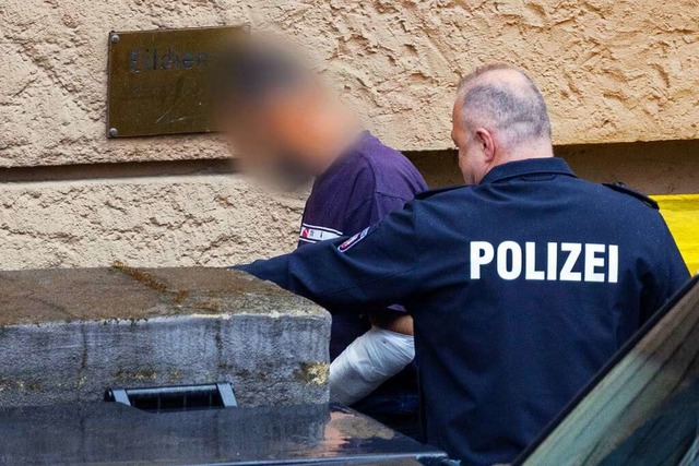 Der Verdchtige (l.) auf dem Weg zum Haftrichter  | Foto: Christoph Reichwein (dpa)