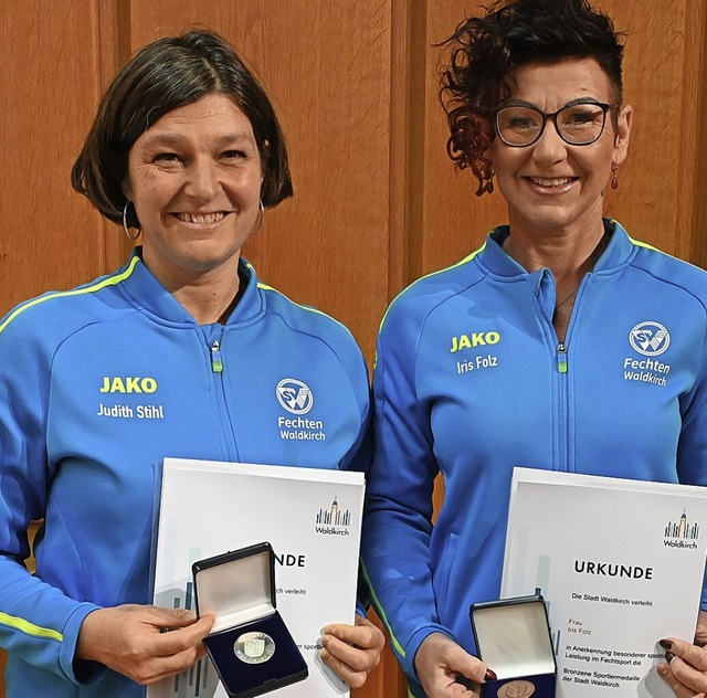 Die Fechterinnen Judith Stihl (l.) und... Festhalle erstmals Sportlermedaillen.  | Foto: Markus Zimmermann