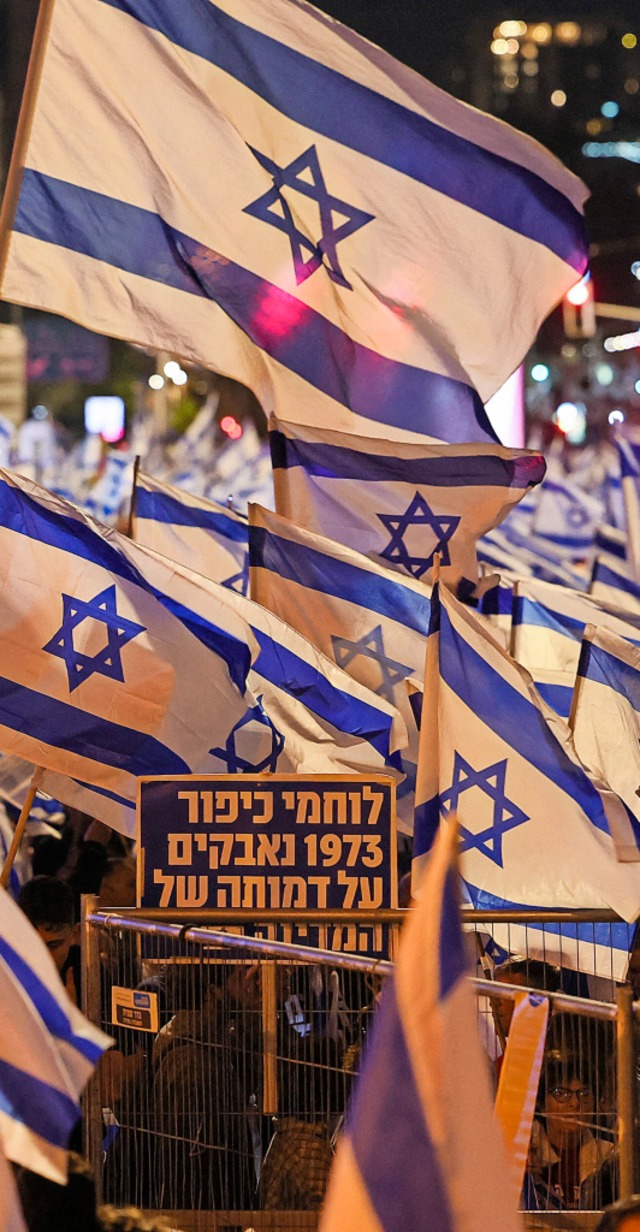 Die blau-weie Fahne ist in Israel in diesen Tagen omniprsent.  | Foto: JACK GUEZ (afp)