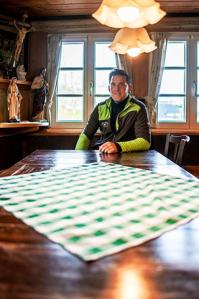 Manuel Trscher in der guten Stube  vom Altenvogtshof in Oberried  | Foto: Joss Andres