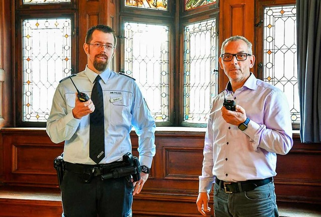 Jochen Brehm (links) und Stefan Langen...ressetermin die digitalen Funkgerte.   | Foto: Endrik Baublies