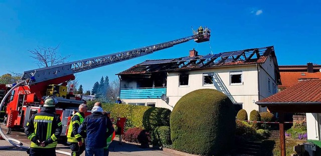 Die Feuerwehr war am Brandort mit der Drehleiter im Einsatz.  | Foto: Christian Kramberg