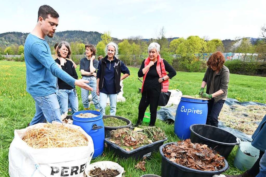 Malte Tückmantel (links) erklärt die v...denen Zutaten für den idealen Kompost.  | Foto: Rita Eggstein